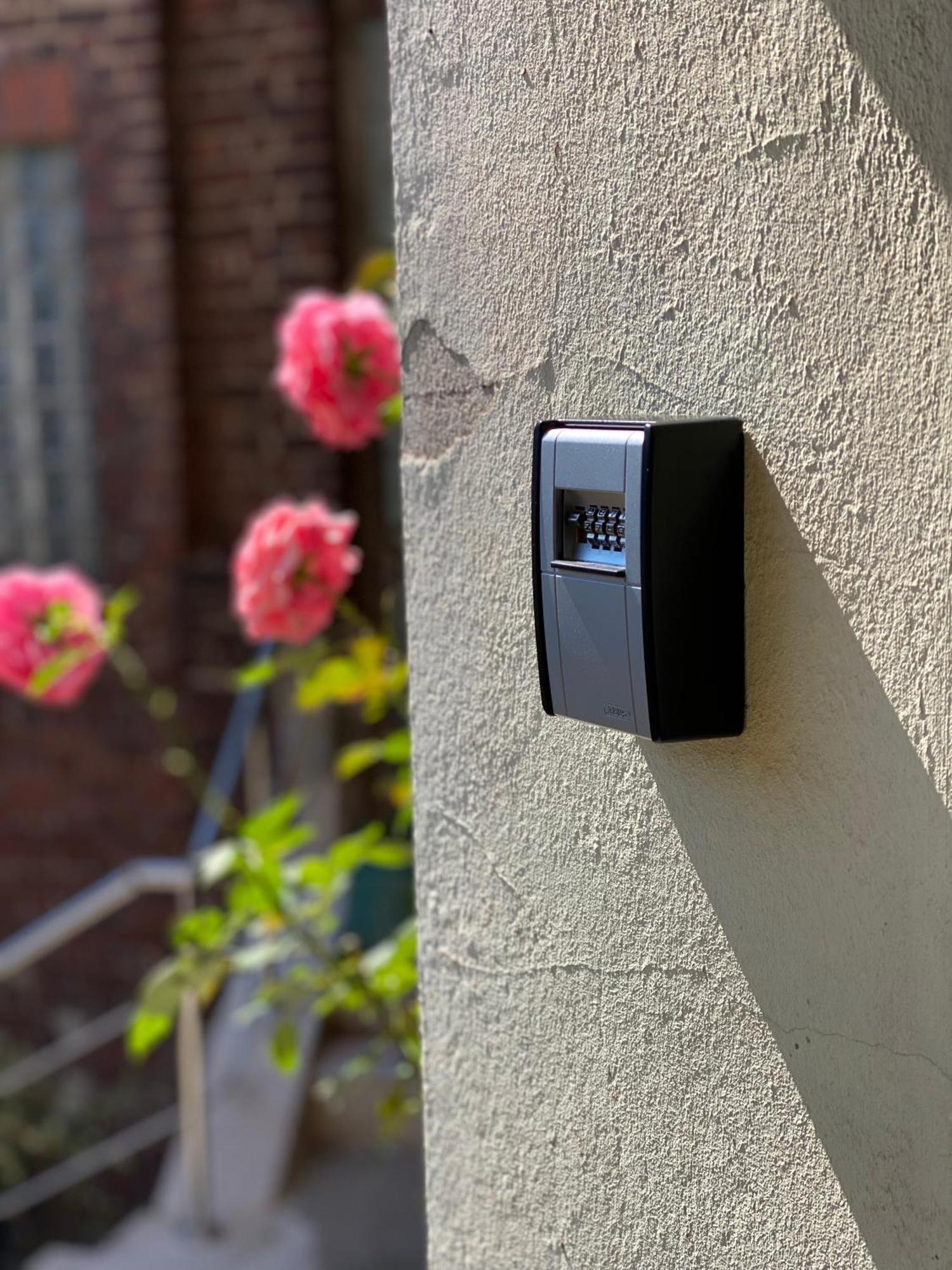 2 Rooms, Free Parking, 25 Min To Duesseldorf, 150 Mbps Wlan Duisburg Dış mekan fotoğraf
