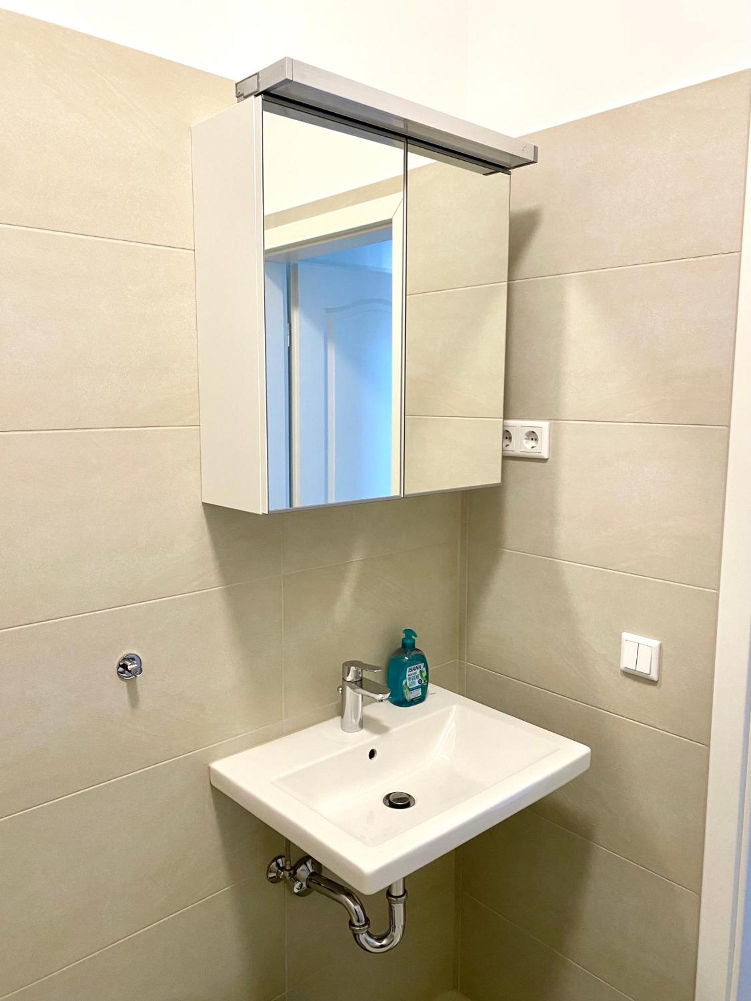2 Rooms, Free Parking, 25 Min To Duesseldorf, 150 Mbps Wlan Duisburg Dış mekan fotoğraf
